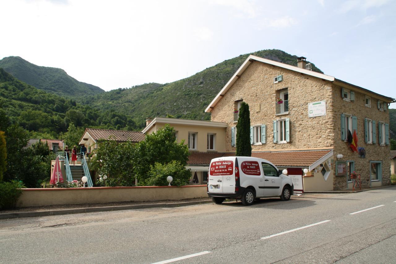 La Petite Auberge De Niaux ภายนอก รูปภาพ